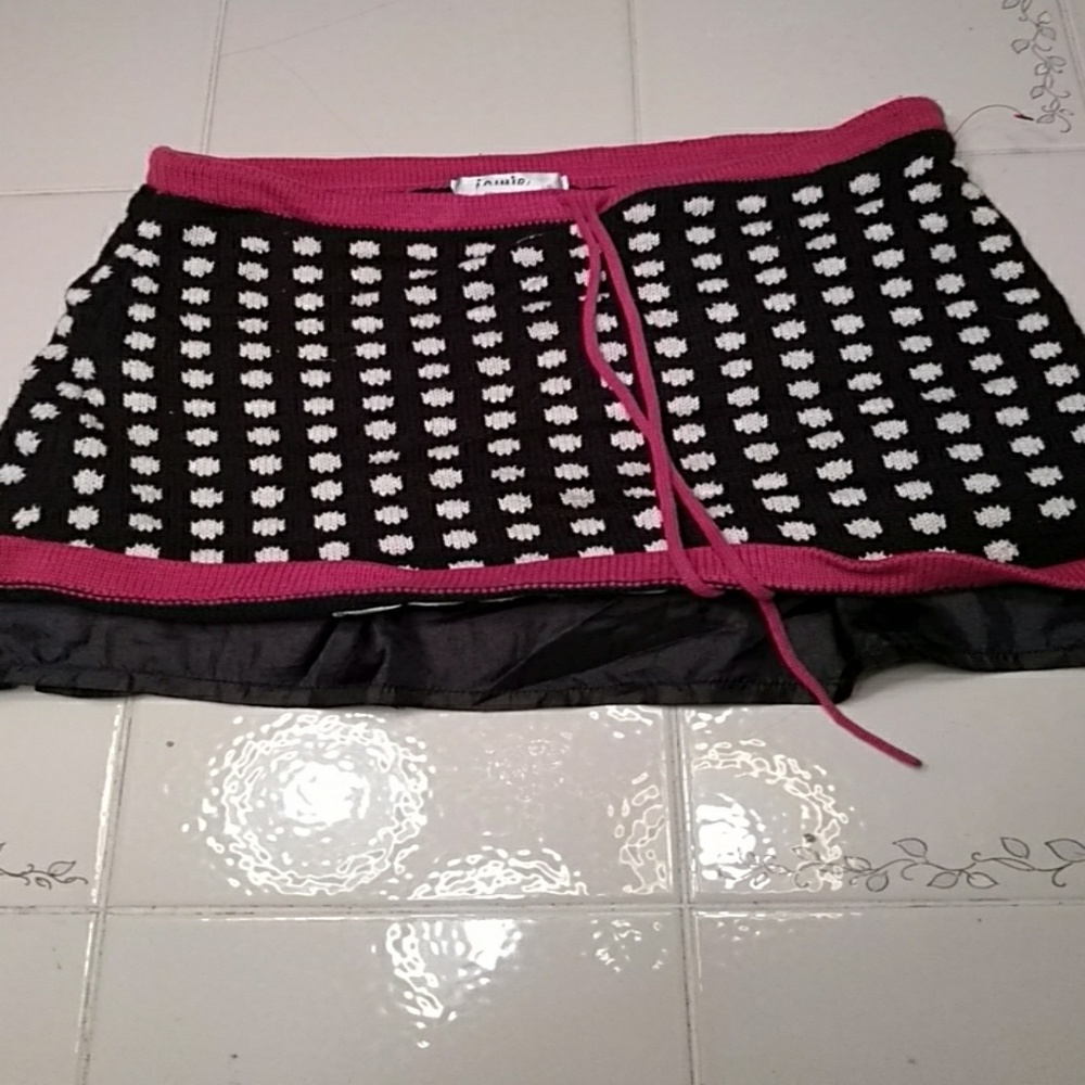 Knitted lined minn skirt.    53